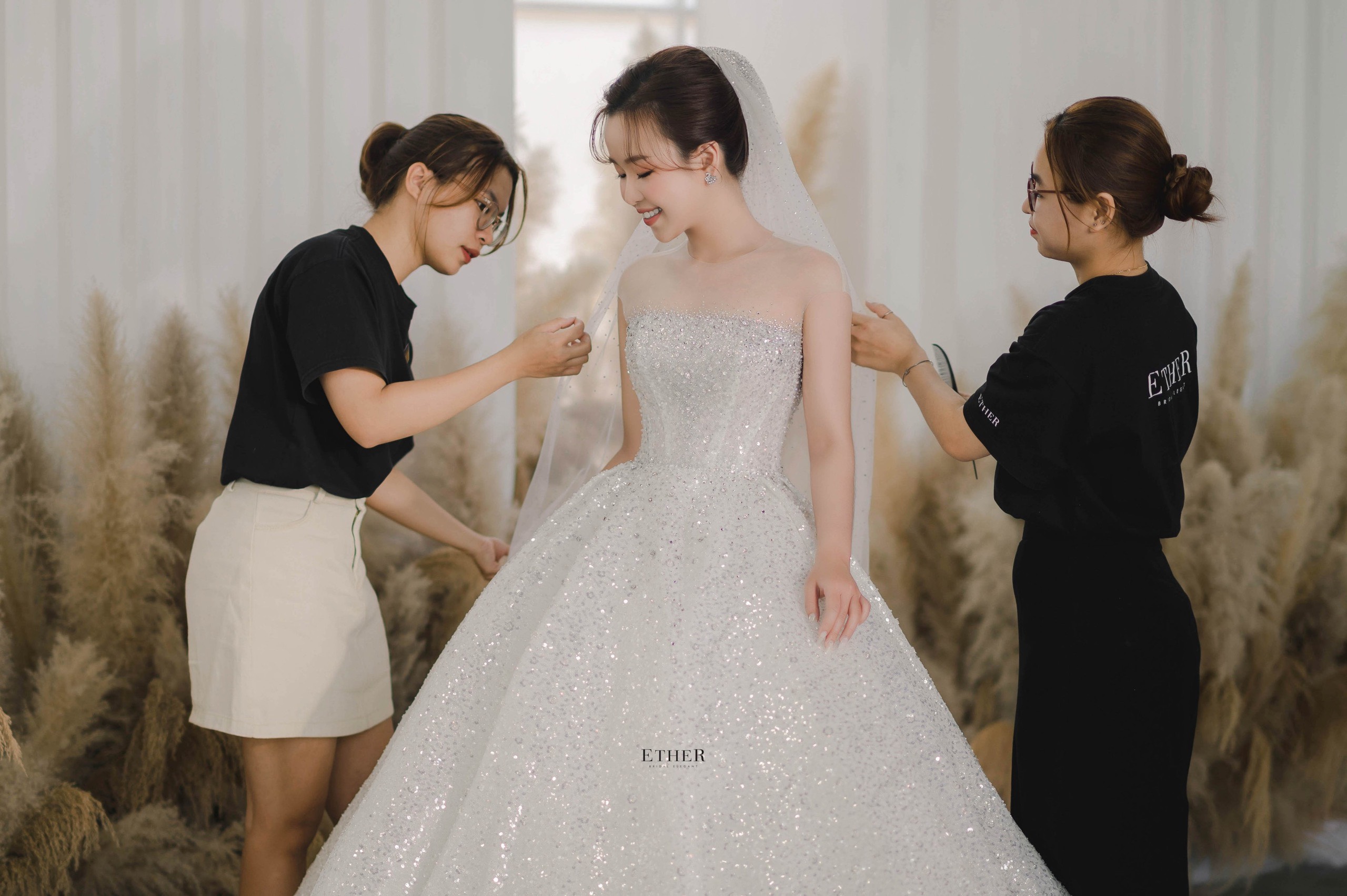 Đội ngũ Ether Bridal là người bạn đồng hành lý tưởng của mọi cô dâu